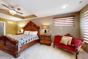 - une chambre avec un lit et une chaise rouge dans l'établissement Country Village - 17 South Horseshoe Drive, à Ocean View