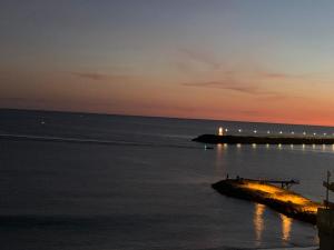 uma vista para o oceano à noite em SESIMBRA SOL em Sesimbra