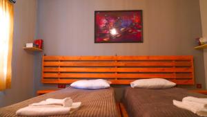 - une chambre avec 2 lits et des serviettes dans l'établissement Alpha Stone House, à Gorëme
