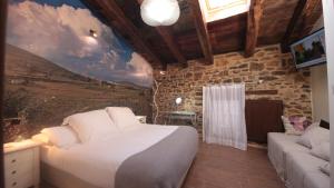 sypialnia z łóżkiem i obrazem na ścianie w obiekcie Apartamento Naturaleza w mieście Mosqueruela