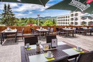 Nespecifikovaný výhled na hory nebo výhled na hory při pohledu z hotelu