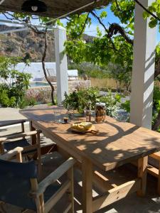 アルハンゲロスにあるKtima Naturaの木製テーブル(果物入り)