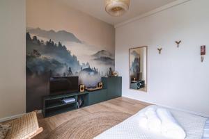 Μια τηλεόραση ή/και κέντρο ψυχαγωγίας στο Le Sérénité - Studio Cocon à deux pas de la gare