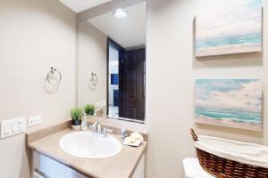 a bathroom with a sink and a mirror at Sierra Lane 105 in Blue Mountains