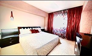 - une chambre avec un lit et une fenêtre avec des rideaux rouges dans l'établissement Central Apartment 4 Rooms Brasov, à Braşov