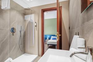 y baño con ducha y lavamanos. en Easy Stay Terni, en Terni