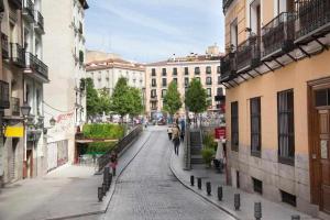 een lege straat in een stad met gebouwen bij Una ideal estadía para conocer Madrid in Madrid