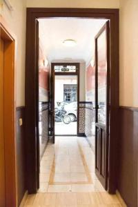een hal met een open deur en een motor buiten bij Una ideal estadía para conocer Madrid in Madrid