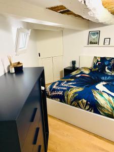 Un dormitorio con una cama y una cómoda. en Calme - Centre - WiFi - Clim - Verdon 300m - Parking, en Vinon-sur-Verdon