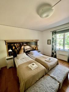 LinnerydにあるSTF Korrö B&Bのベッドルーム1室(ベッド2台、タオル付)