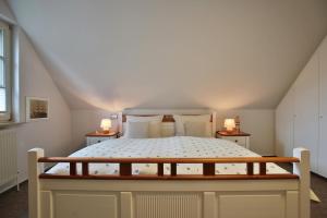 ein Schlafzimmer mit einem Bett mit zwei Lampen an Tischen in der Unterkunft Am Rosenhain 6 Am Rosenhain 6 Appartement 5 in Timmendorfer Strand