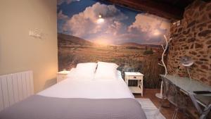 sypialnia z łóżkiem z obrazem pola w obiekcie Apartamento Naturaleza w mieście Mosqueruela