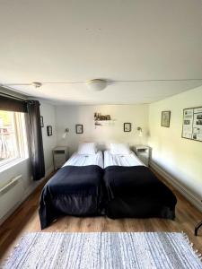 1 dormitorio con 1 cama grande en una habitación en STF Korrö Hotell, en Linneryd