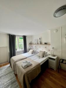 1 dormitorio con 2 camas y toallas. en STF Korrö Hotell en Linneryd