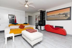 ein Schlafzimmer mit einem Bett, einem Stuhl und einem TV in der Unterkunft Etchetao in Boucau
