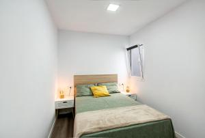 1 dormitorio pequeño con 1 cama y 2 mesitas de noche en The Greey's House E, en Telde