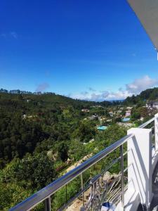 uma vista da varanda de uma casa em Acon Resorts em Kodaikanal