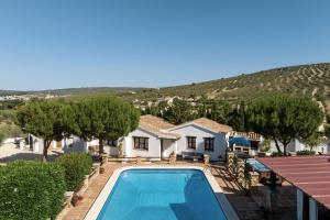 Villa con piscina y montaña de fondo en Pasa Fina, luxury holiday retreat en Villanueva del Trabuco
