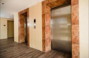 カガヤン・デ・オロにあるLa Reina Suite Tuscania Towersのエレベーター(金属製のドア付)