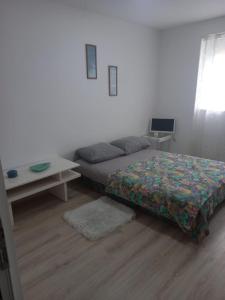 1 dormitorio con cama, mesa y sofá en Soul en Bela Crkva