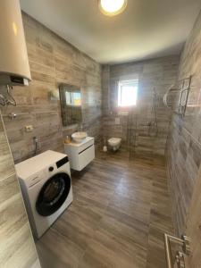 ein Badezimmer mit Toilette, Waschbecken und Waschmaschine in der Unterkunft Villa Iva Vodice in Vodice + 37 Fotos