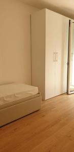 Een bed of bedden in een kamer bij Claudia Apartment Peschiera