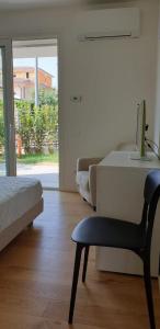 een slaapkamer met een bed, een bureau en een stoel bij Claudia Apartment Peschiera in Peschiera del Garda