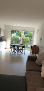 een woonkamer met een tafel en een bank bij Claudia Apartment Peschiera in Peschiera del Garda