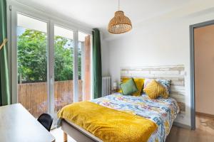 Posteľ alebo postele v izbe v ubytovaní Delectable 3 bedroom with balconies near the city center - Dodo et Tartine