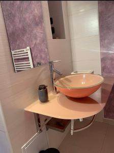 bagno con lavabo a ciotola e specchio di Central Apartment 4 Rooms Brasov a Braşov