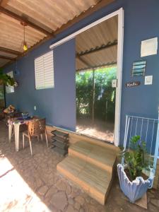 patio z drewnianą ławką i stołem w obiekcie Fite Suítes w mieście Fernando de Noronha