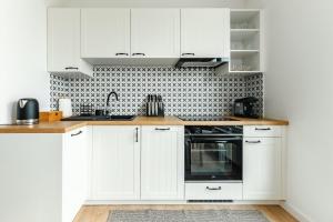 Η κουζίνα ή μικρή κουζίνα στο EASY RENT- Kompozytorów 71 Old Town View, Free Parking, 24h Check-in +17 φωτογραφίες