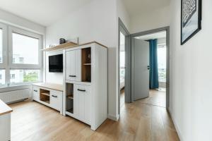 eine Küche mit einem weißen Schrank mit einem TV in der Unterkunft Studio 71 in Lublin