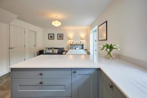 Host & Stay - Clackgill Cottage في Middlesmoor: مطبخ بقمة الازرق والابيض