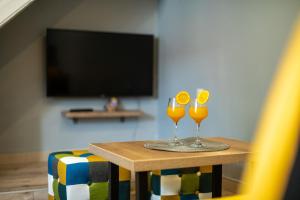 stół z dwoma kieliszkami soku pomarańczowego na nim w obiekcie Holiday home Mali Vareski/Istrien 8734 w mieście Mali Vareški