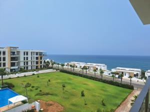 vistas al océano desde el balcón de un edificio en prestigia plage des nation, en Sidi Bouqnadel