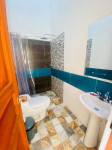 a bathroom with a toilet and a sink at Hotel Oasis de la villa in Villa de Leyva