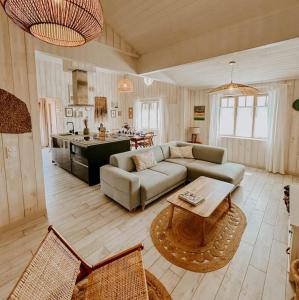 - un salon avec un canapé et une table dans l'établissement Villa Cocotte classée 4 étoiles à 150 m de la plage 4 chambres, à Biscarrosse