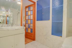 a bathroom with a sink and a shower at "Le Winter Palace" Prestigieux, Centre, Calme in Menton