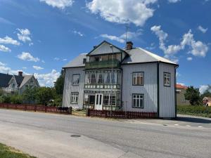 una casa grande al lado de una carretera en Holiday home Södra vi, en Södra Vi