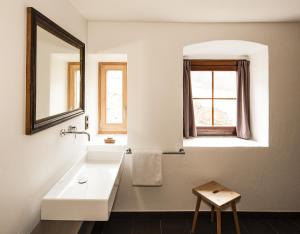La salle de bains blanche est pourvue d'un lavabo et d'une fenêtre. dans l'établissement Josephus - Domicilium II, à Madonna