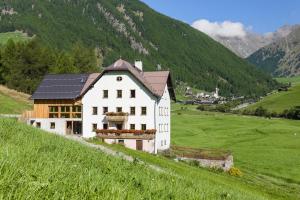 une maison blanche sur une colline dans un champ verdoyant dans l'établissement Josephus - Domicilium II, à Madonna