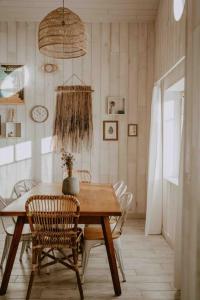 - une salle à manger avec une table et des chaises en bois dans l'établissement Villa Cocotte classée 4 étoiles à 150 m de la plage 4 chambres, à Biscarrosse