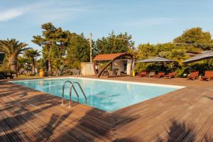 una gran piscina con terraza de madera en Relax, en Vieste