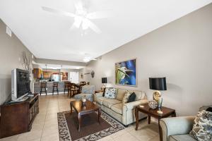 sala de estar con sofá y TV en Navy Cove 1405 en Gulf Shores