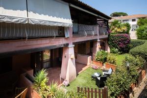 Vista anterior de una casa con un patio con plantas en Harry's House by Wonderful Italy en Porto Rotondo