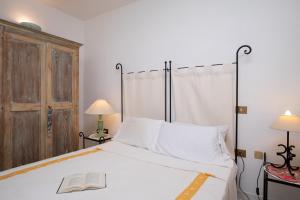 Un dormitorio con una cama con un libro. en Harry's House by Wonderful Italy en Porto Rotondo