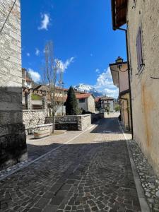 een lege straat in een stad met een blauwe lucht bij Casa dolce casa in Aviano