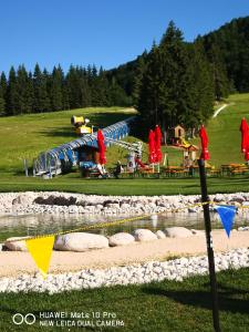 een waterpark met een glijbaan en een achtbaan bij Casa dolce casa in Aviano