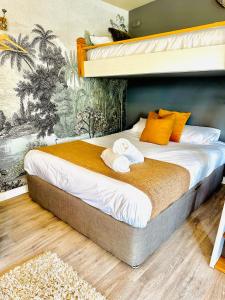 1 dormitorio con litera y toallas en Log Cabin near Bath en Chippenham